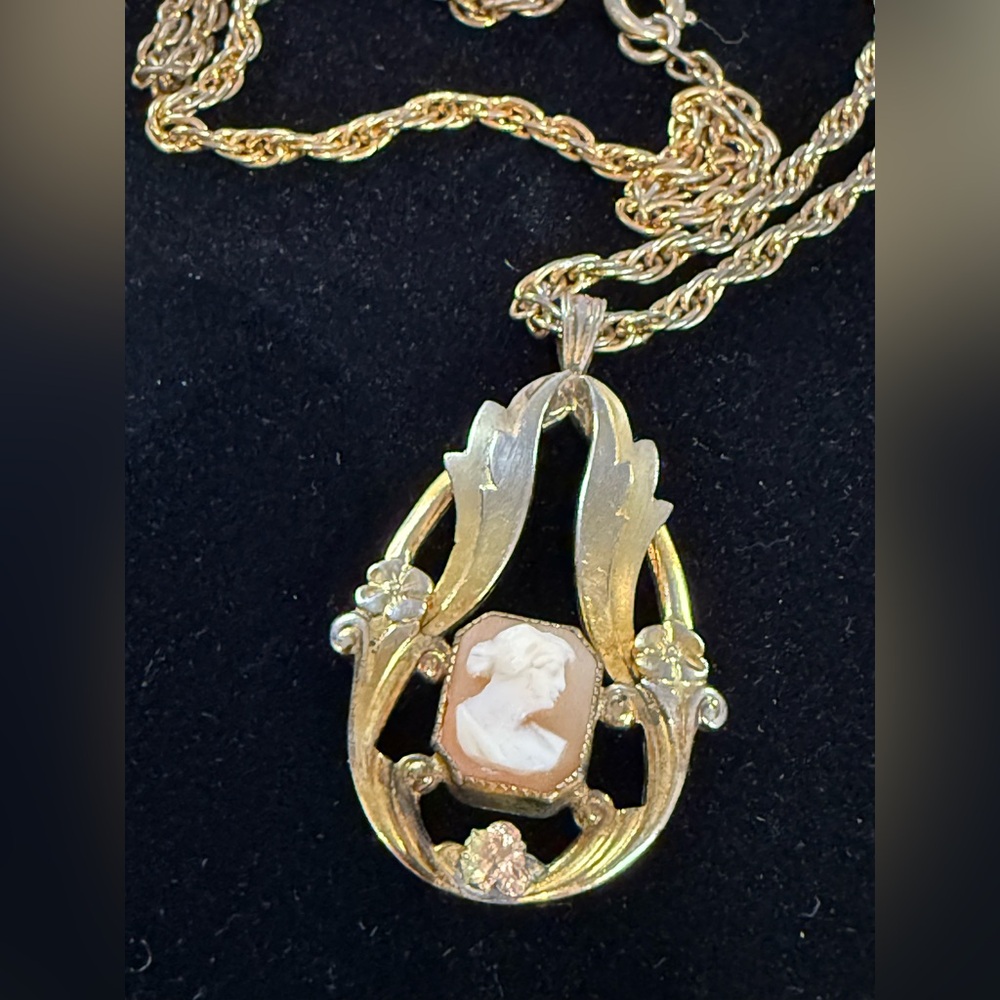 Vintage Gold-Tone Cameo Pendant Necklace On Chain - Picture 2 of 5